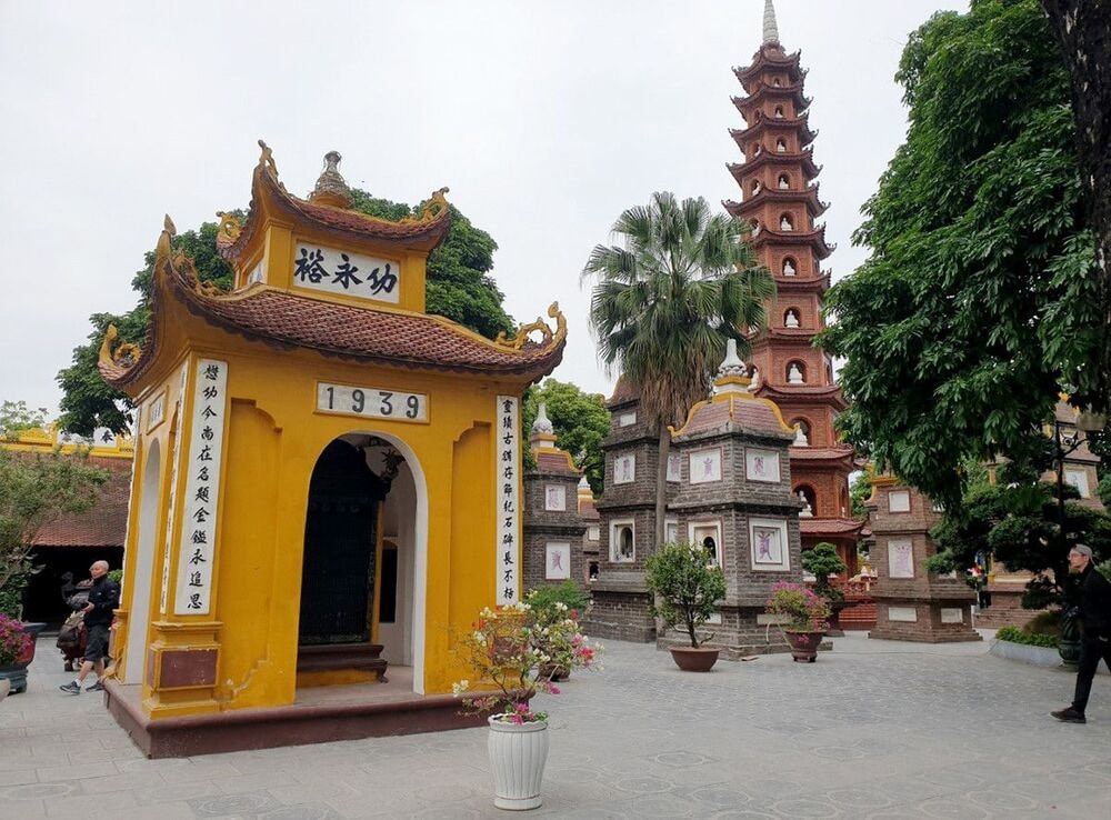 Kiến trúc bên trong chùa Trấn Quốc tái hiện rõ nét phong cách kiến trúc đình chùa Bắc Bộ cổ xưa
